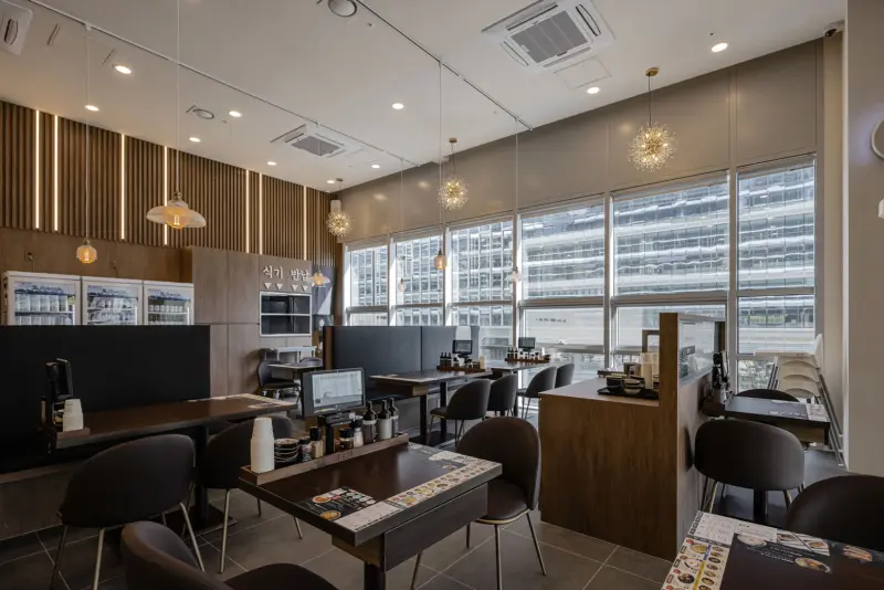 우드루버 포인트월이 돋보이는 모던 식당 인테리어